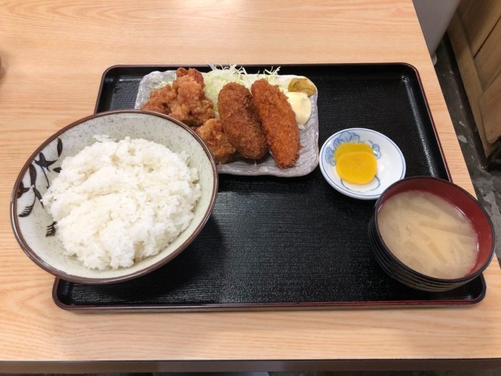 鶏唐揚とハムカツとカレーコロッケ定食　770円
